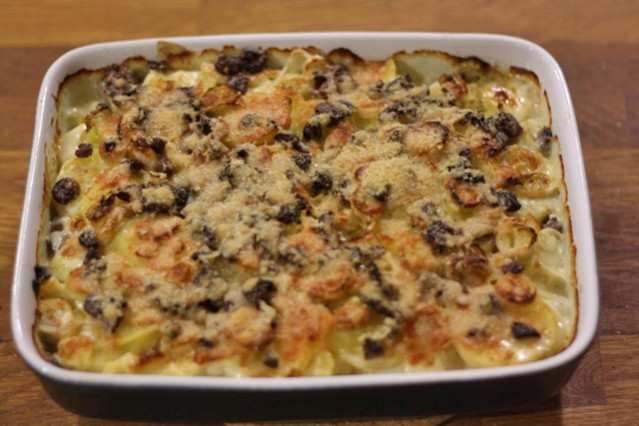 Erdäpfelgratin mit Lauch und Oliven
