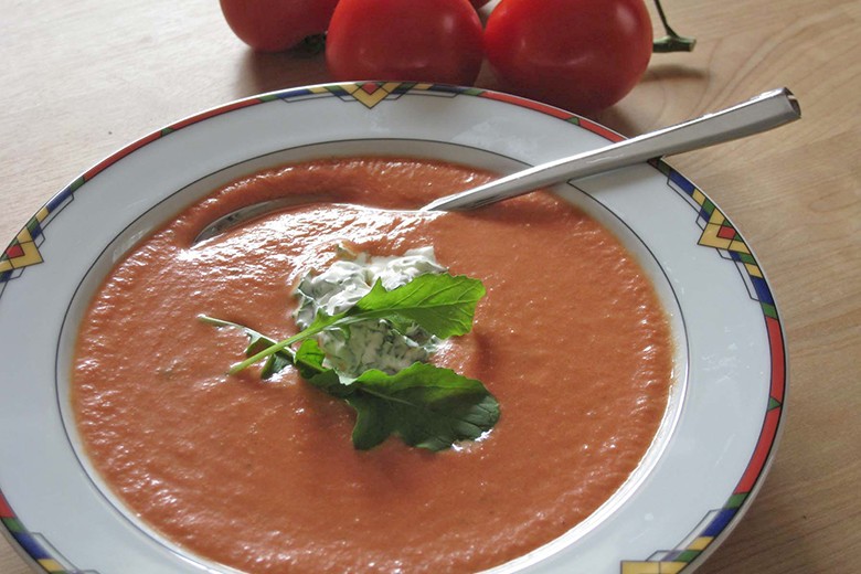 Paradeiserrahmsuppe mit Rucolahaube