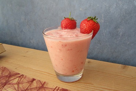 Fruchtige Buttermilchspeise