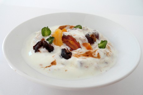 Joghurt mit Trockenfrüchten