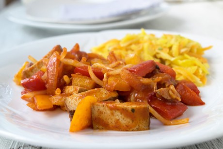 Wokpfanne mit Gemüse, Tofu und Sprossen