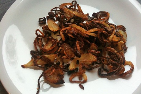 Frittierte Zwiebelflocken