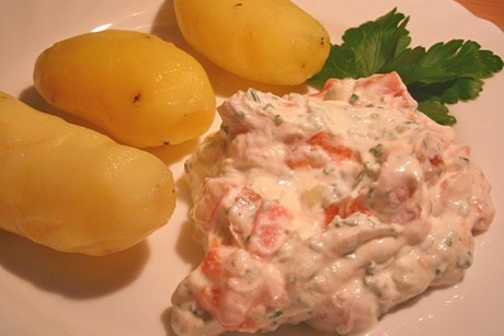 Gekochte Kartoffel mit Tomatentopfen