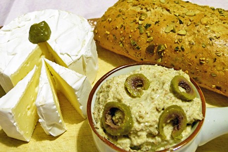 Oliven-Mandel-Creme mit Camembert
