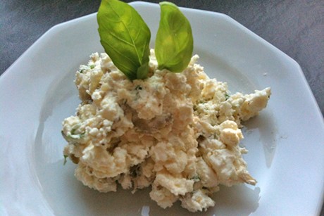 Schafskäse-Dip mit Oliven