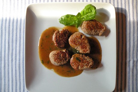 Schweinsmedaillons mit Basilikumsauce