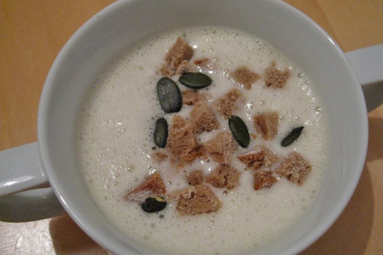 Knoblauchsuppe mit Croutons und Kürbiskernen