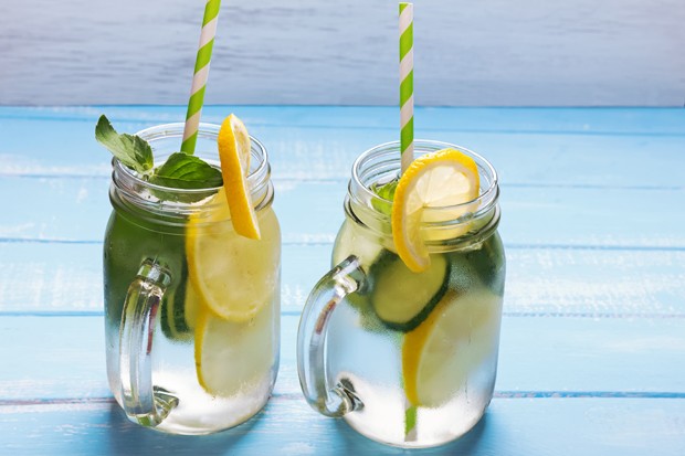 Detox Wasser mit Zitrone und Gurke