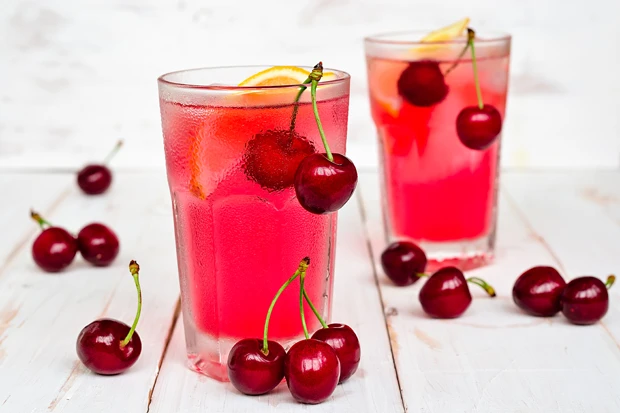 Detox Wasser mit Kirsche