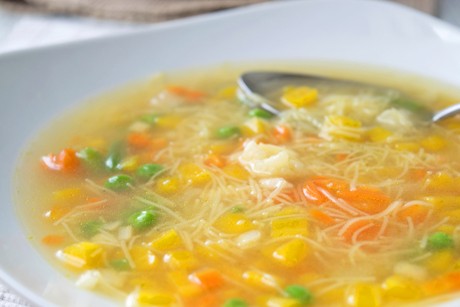 Bunte Nudelsuppe