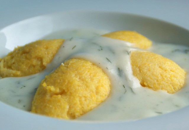 Polentatopfennockerl mit Dill-Krensoße