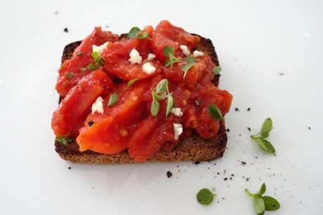 Brot mit Tomatenconfit