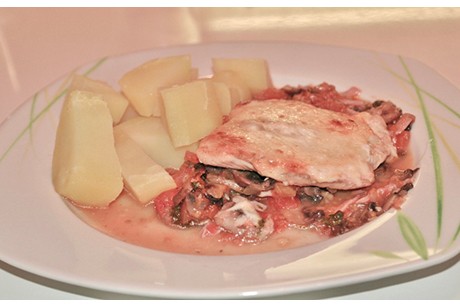 Überbackenes Fischfilet mit Gemüse