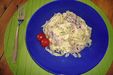 Bandnudeln mit Kräuterrahm und Schinken