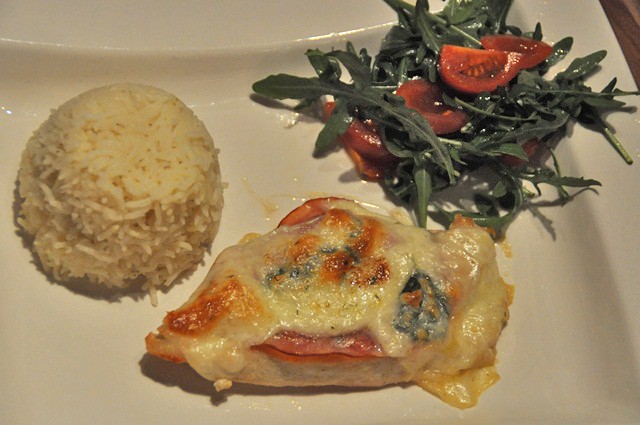 Putenbrüstchen mit Mozzarella und Rucola