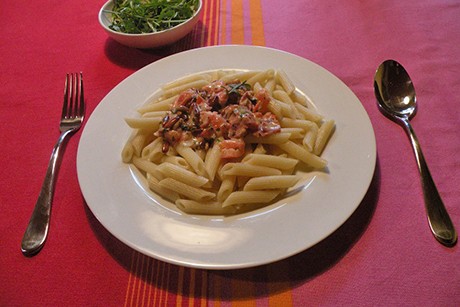 Penne mit Pinienkernen, Parmaschinken und Rucola