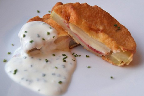 Kohlrabi-Cordon bleu in Bierteig mit Schnittlauchsoße