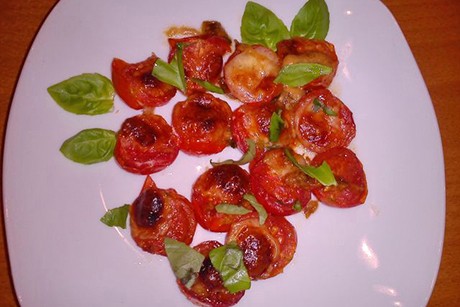 Mozzarella mit Eiertomaten und Basilikum