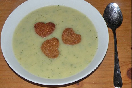 Kräutersuppe mit Brotherzen