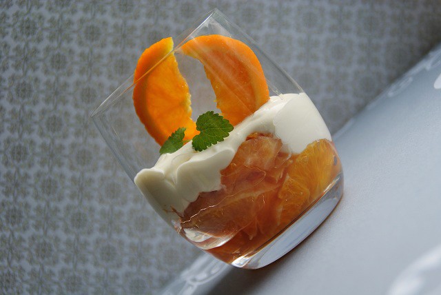 Campari-Orangen auf Joghurtcreme