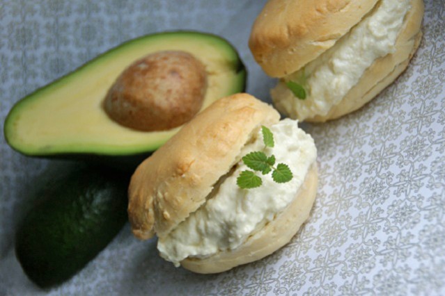 Scones mit Avocado-Creme