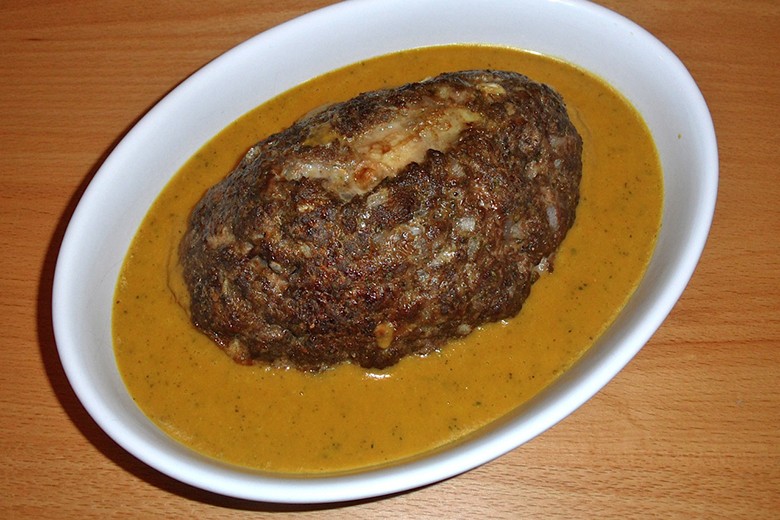 Faschierter Braten mit Lauchzwiebeln und Ei