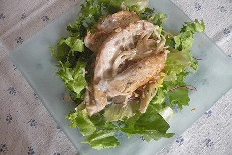 Hühnersalat mit Nüssen und Sellerie