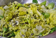 Blattsalat mit Zirbenessig-Kürbiskernölmarinade
