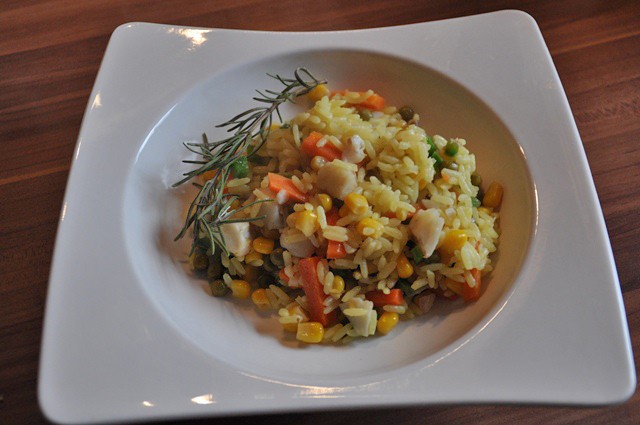 Fisch mit Reis und Gemüse
