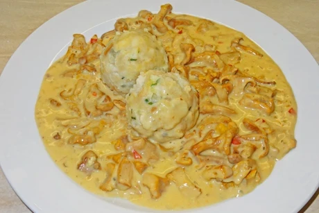 Eierschwammerlgulasch mit Serviettenknödel