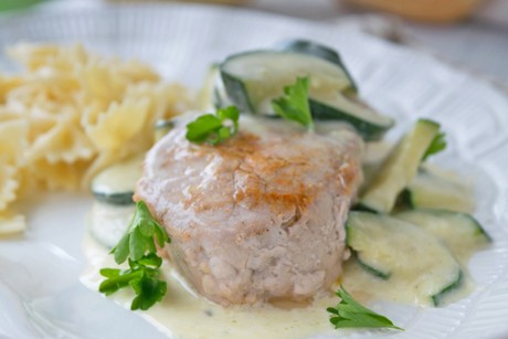 Schweinsmedaillons in Zucchinirahm