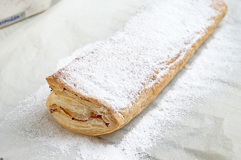 Schokoladenstrudel mit Ananas