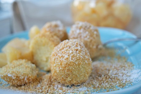 Topfennockerl mit Brösel und Kompott