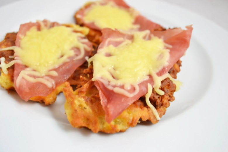Kartoffelpuffer mit Schinken und Käse