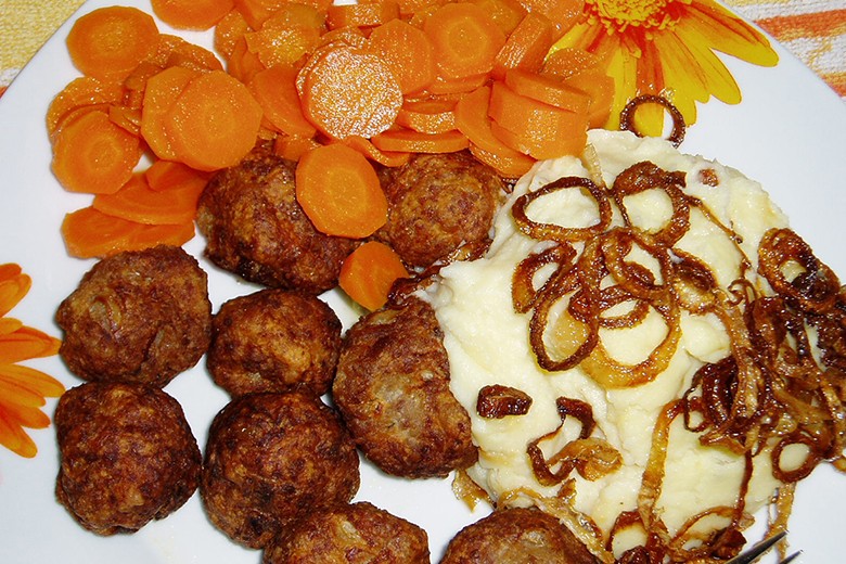Hackbällchen mit Karotten und Pürree