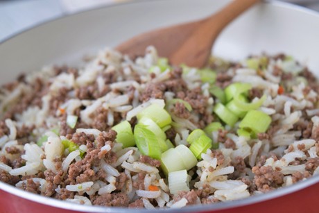 Faschiertes in der Pfanne mit Reis und Lauch
