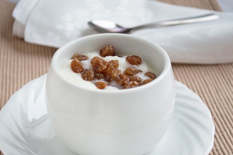 Griesbrei mit Rumrosinen