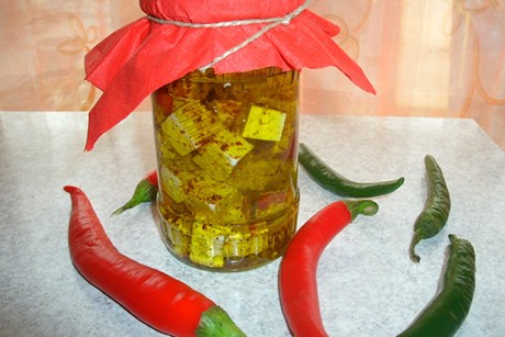 Eingelegter Chili Feta