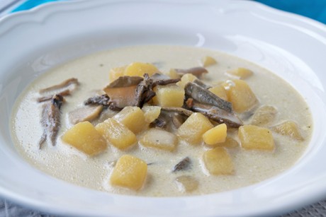 Rahmsuppe mit Kartoffeln und Steinpilzen