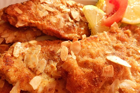 Minutensteaks in Mandelblättchen-Panade
