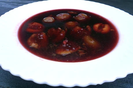 Weinsuppe mit Zwetschken