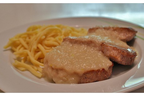 Schweinemedaillons mit Zwiebelsauce