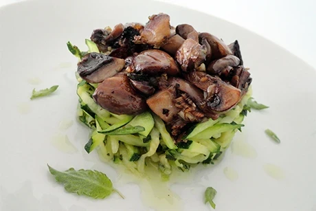 Zucchini mit marinierten Champignons