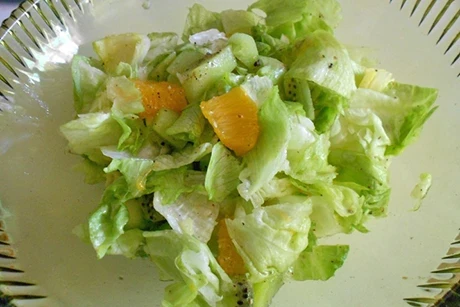 Eisbergsalat mit Früchten