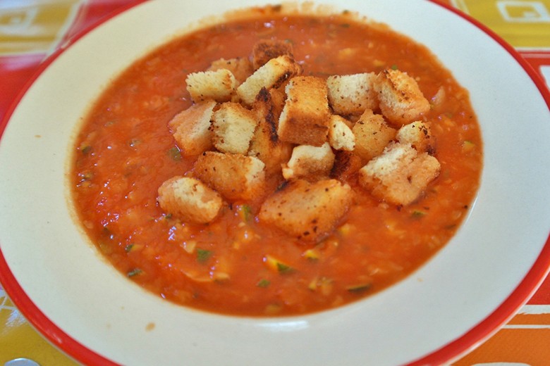 Tomatensuppe mit Zucchiniwürfeln