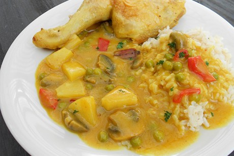 Hähnchenkeulen in Currysoße