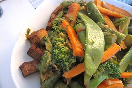Wokgemüse mit Ofentofu