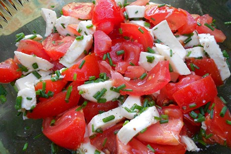 Tomaten Mozzarella Salat mit Schnittlauch