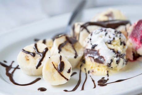Eis mit Banane und Schokosauce