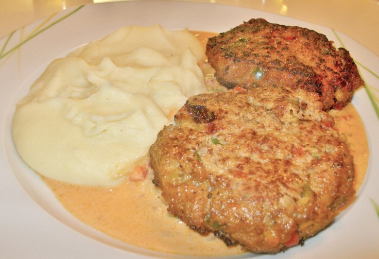 Fleischlaibchen mit Paprikasauce